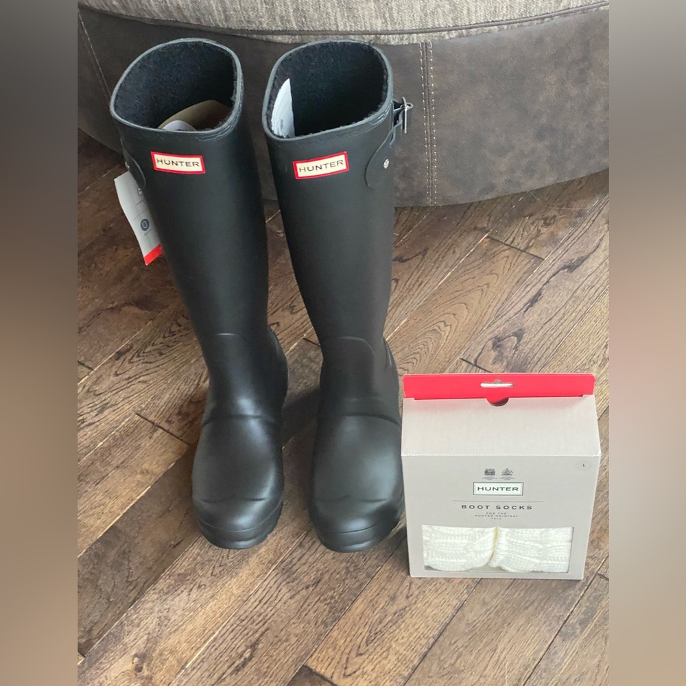 NWT Black Original insulated Hunter boots (8) with New boot socks. (L)